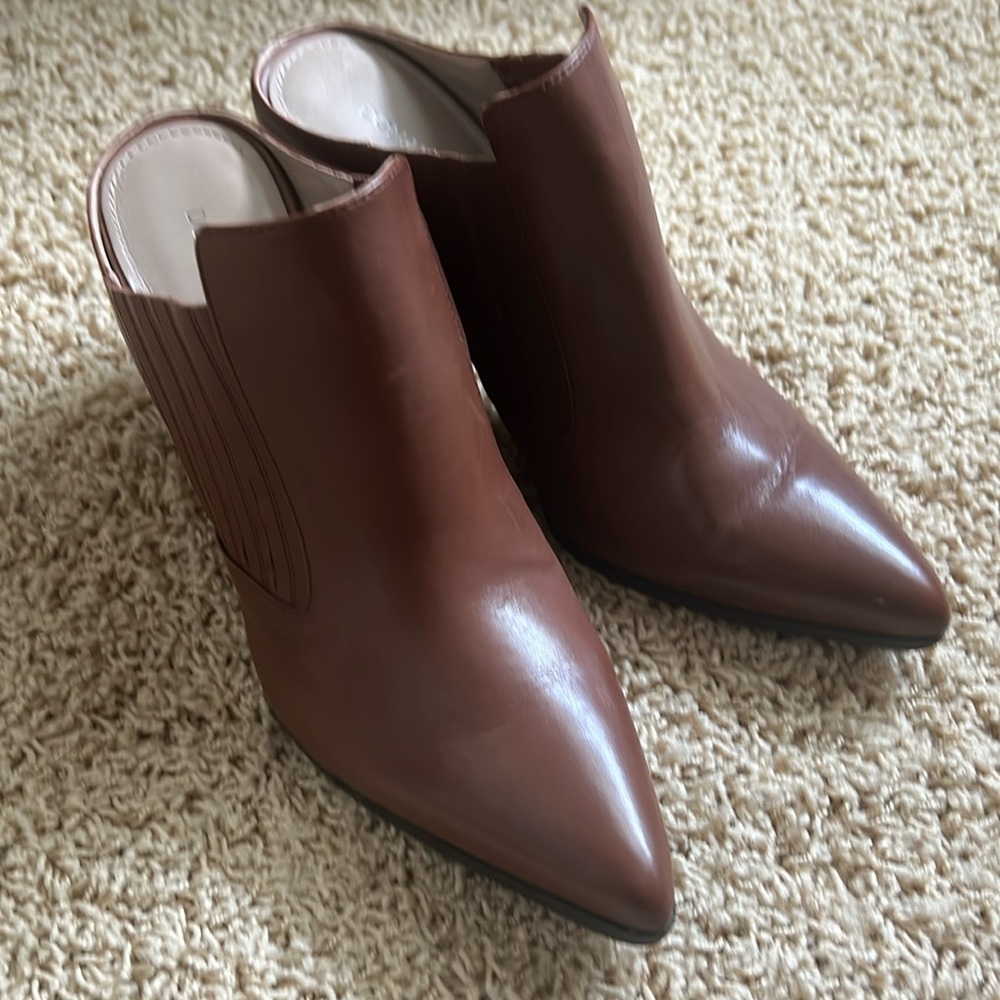 Donald J. Pilner Varet Women's Mules 9.5M
